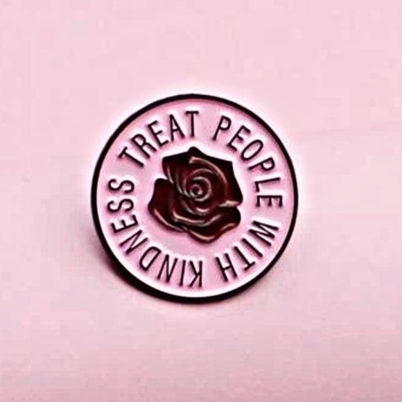 𝐹𝐼𝑁𝐴𝐿💲✂ ENAMEL LAPEL PIN | Treat People With Kindness - ♥︎ - Picture 2 of 3